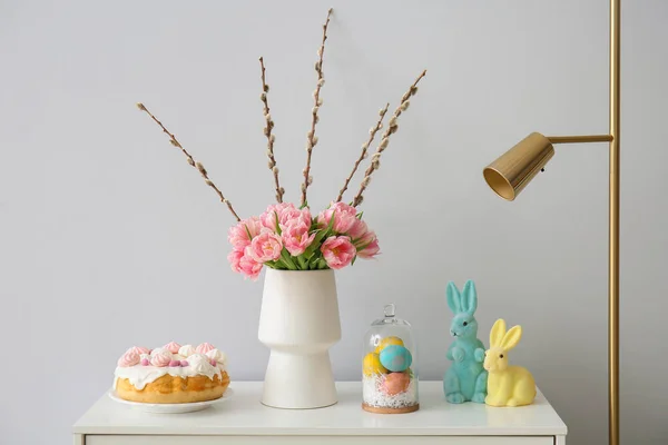 Jarrón Con Tulipanes Pastel Pascua Huevos Conejos Juguete Cómoda Cerca — Foto de Stock