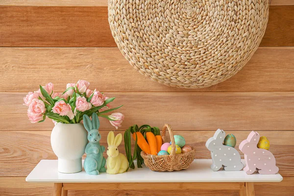 Vase Mit Tulpen Ostereiern Und Dekor Auf Wohnzimmertisch — Stockfoto