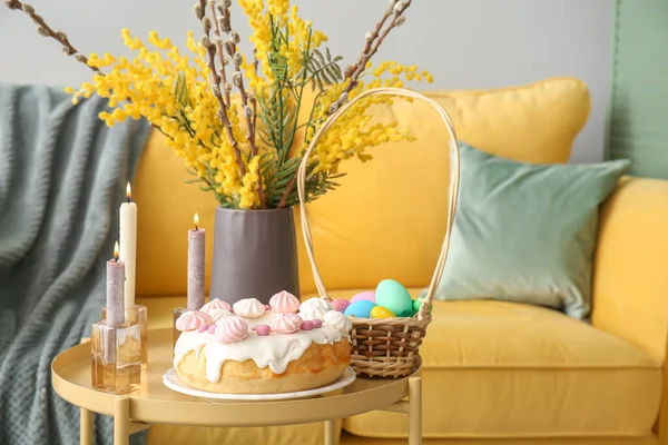 Vase Mit Blumen Osterkuchen Eiern Und Kerzen Auf Wohnzimmertisch — Stockfoto