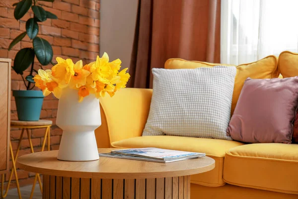 Vase Narcissus Flowers Magazines Coffee Table Stylish Living Room — Stock Photo, Image