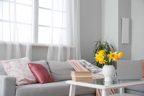 Moderner Laptop Vase Mit Narzissenblumen Und Bücher Auf Glastisch Wohnzimmer — Stockfoto