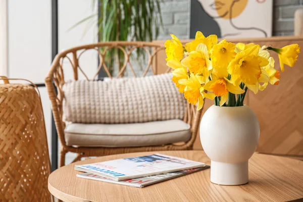 Oturma Odasındaki Sehpanın Üzerinde Güzel Narsist Çiçekleri Dergileri Olan Vazo — Stok fotoğraf