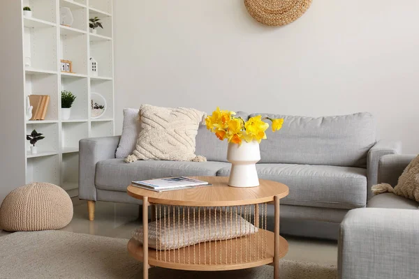 居心地の良いソファとコーヒーテーブルの上の花瓶とモダンなリビングルームのインテリア — ストック写真
