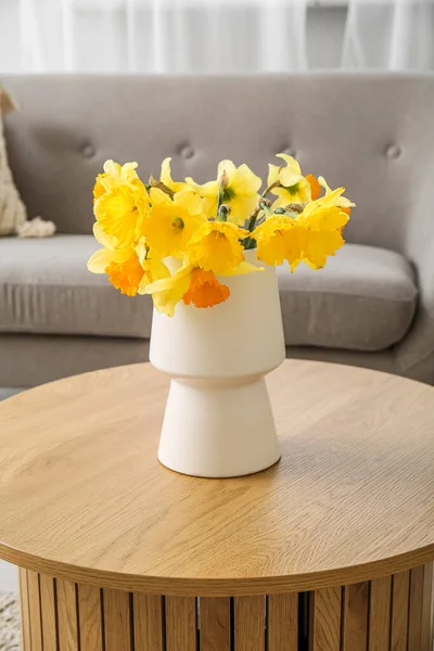 Vase Beautiful Narcissus Flowers Coffee Table Cozy Living Room — Stock Photo, Image