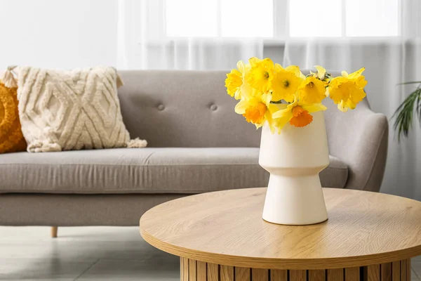 Vaseともに美しいナルシシズム花上のコーヒーテーブルで居心地の良いリビングルーム — ストック写真