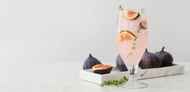 Açık arkaplanda lezzetli bir limonata ve metin için yer var.