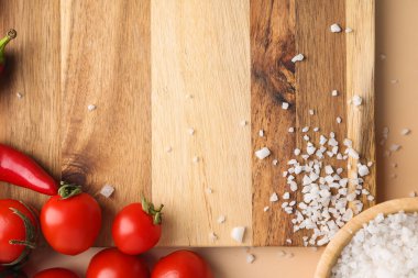 Ahşap kesim tahtası, domates ve deniz tuzu.