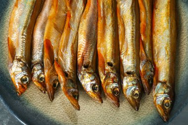 Lezzetli füme capelin tabağı, yakın plan.