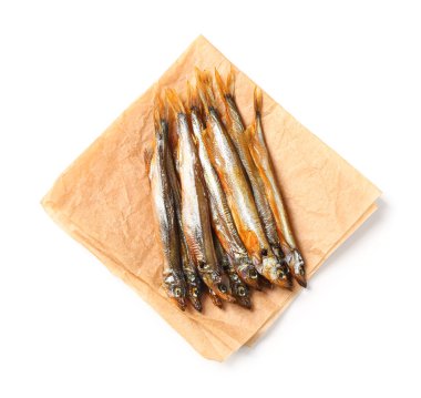 Lezzetli füme kapelinli parşömen beyaz arka planda izole edilmiş.