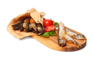 Beyaz arka planda izole edilmiş parşömene sarılı lezzetli füme kapelinli tahta