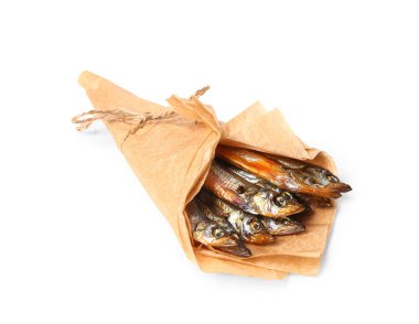 Parşömene sarılmış lezzetli füme kapelinler ve beyaz arka planda iple bağlanmış.