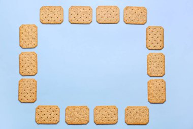 Mavi arka planda lezzetli krakerlerden yapılmış çerçeve