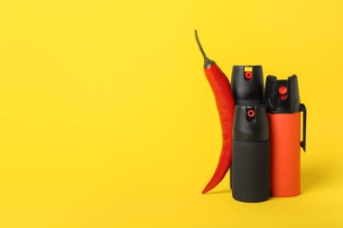 Sarı arka planda kırmızı biberli spreyler