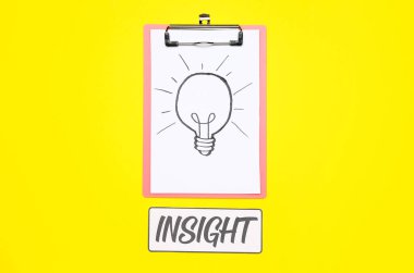 Çizilmiş ampullü pano ve sarı arkaplanda INSIight sözcüğü