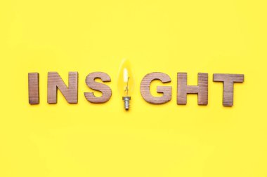 Sarı arka planda ampullü kelime.