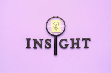 Eflatun arkaplan üzerine büyüteç ve çizilmiş ampul ile kelime INSIGHT