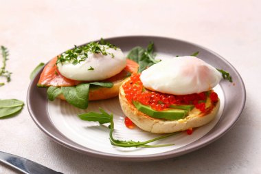 Lezzetli yumurtalı tabak Benedict beyaz masada, yakın plan.