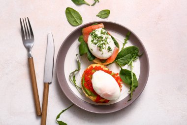 Beyaz masada lezzetli yumurtalı Benedict tabağı.