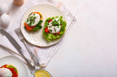 Beyaz masada lezzetli yumurtalı Benedict tabağı.