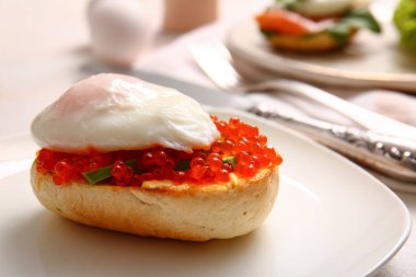 Benedict usulü lezzetli yumurta tabağı, masada, yakın plan.