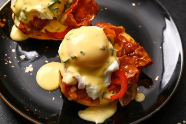 Lezzetli yumurtalı Benedict tabağı, yakın plan.