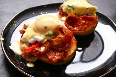 Lezzetli yumurtalı Benedict tabağı, yakın plan.