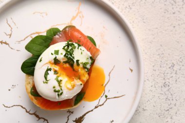 Benedict usulü lezzetli yumurta tabağı, masada, yakın plan.