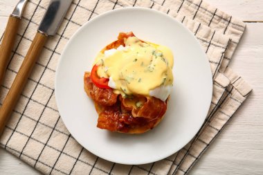 Benedict usulü lezzetli yumurta tabağı, masada, yakın plan.