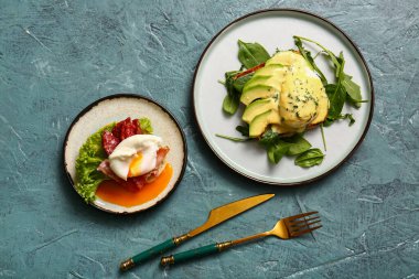 Lezzetli yumurtalı tabaklar Gri grunge masasında Benedict