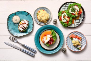 Beyaz ahşap masada farklı yumurtalardan oluşan kompozisyon.