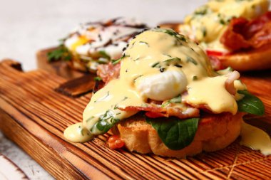 Benedict yumurtalı pano, yakın plan.