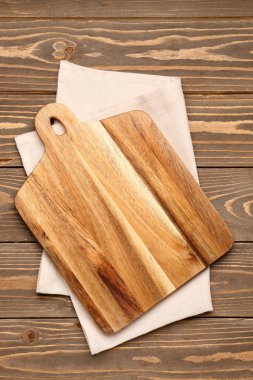 Kesme tahtası ve peçete ahşap arka plan üzerinde