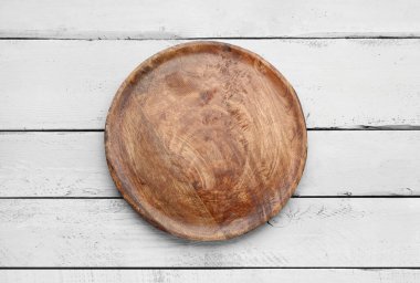 Hafif ahşap arka planda yuvarlak mutfak tahtası