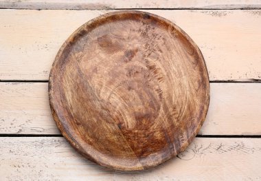 Hafif ahşap arka planda yuvarlak mutfak tahtası