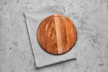 Ahşap mutfak tahtası ve arka planda peçete.