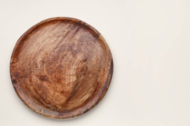 Hafif arkaplanda yuvarlak tahta tahta