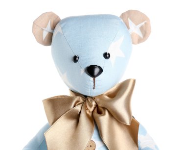 Beyaz arka planda oyuncak ayı, yakın plan