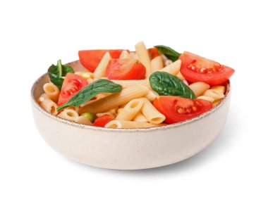 Beyaz arka planda lezzetli makarna salatası ile kase