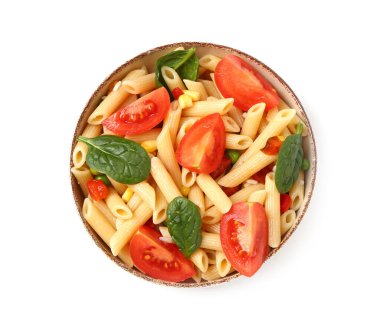 Beyaz arka planda lezzetli makarna salatası ile kase