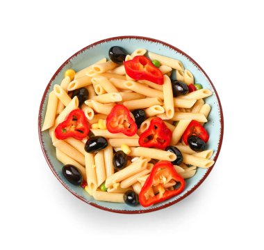 Beyaz arka planda lezzetli makarna salatası ile kase