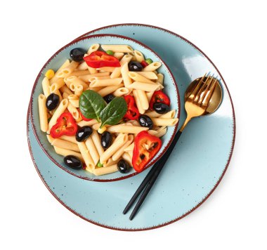 Beyaz arka planda lezzetli makarna salatası.