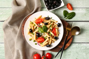 Hafif ahşap arka planda lezzetli makarna salatası.