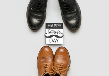 Beyaz arka planda şık erkek ayakkabıları ve yazılı kart Mutlu Babalar Günü