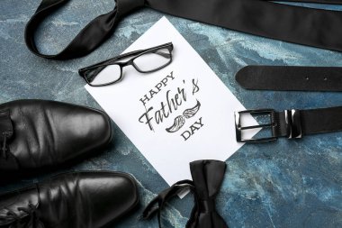 Yazılı kart Mutlu Babalar Günü ve renkli erkek aksesuarları, yakın plan