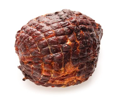 Beyaz arka planda izole edilmiş lezzetli füme jambon.