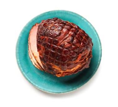 Beyaz arka planda izole edilmiş lezzetli füme jambon tabağı.