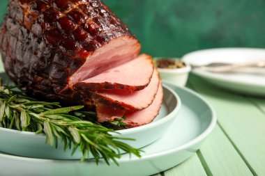 Lezzetli füme jambonlu tabaklar, yakın plan.