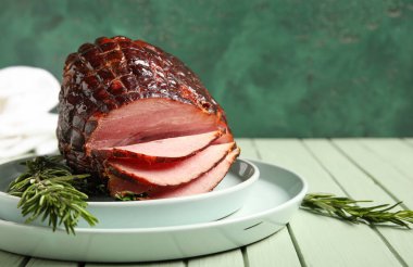 Lezzetli füme jambonlu tabaklar.