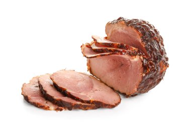 Beyaz arka planda izole edilmiş lezzetli füme jambon.