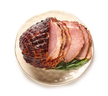 Beyaz arka planda izole edilmiş lezzetli füme jambon tabağı.